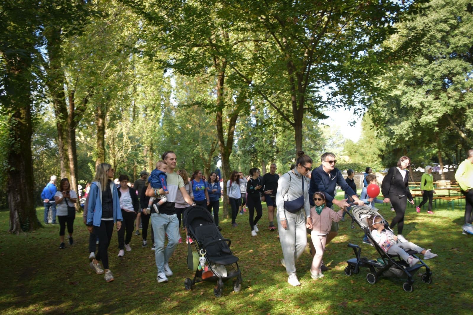 Partecipanti in cammino nel parco