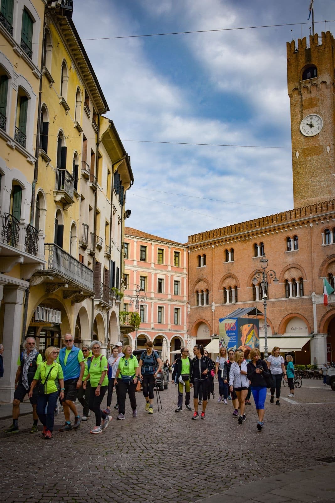 I camminatori in Piazza dei Signori a Treviso
